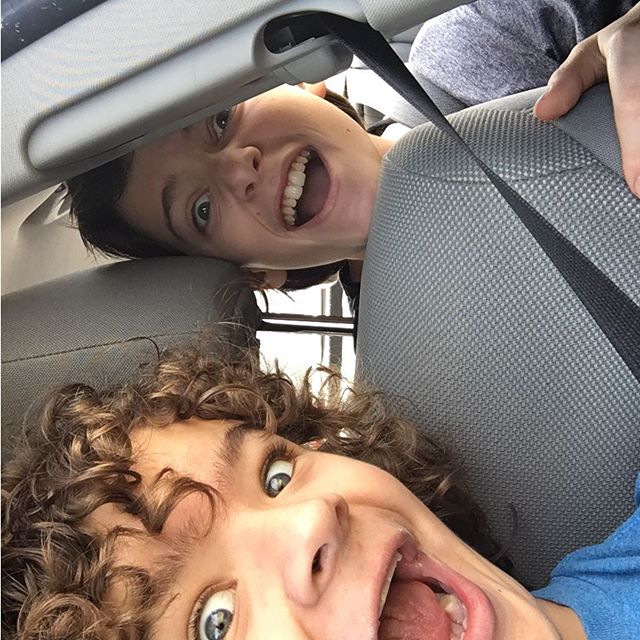 15 Adorable Pictures Of Stranger Things Cast Spending Time Together Playjunkie