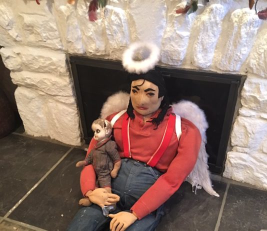 People Share Pictures of Weird Stuff Found in Their Parents’ Houses and Internet Loves It