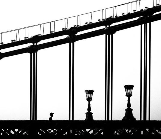 Photographer Captures the Minimalism of the City in Black and White Photos