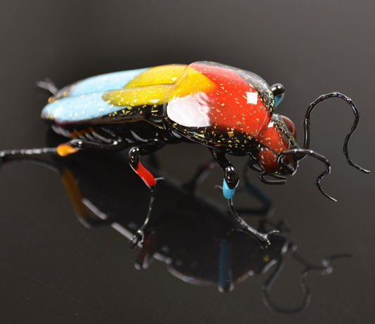Impressive Life-Like Insects Made Out of Glass