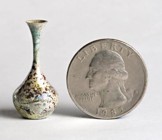 Ceramic Artist Makes Impressive Tiny Vases
