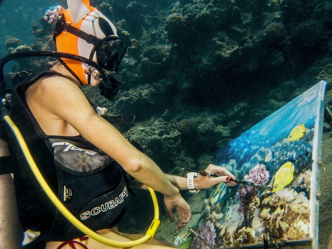 This Scuba Diver Creates Unbelievable Underwater Paintings PlayJunkie(01)
