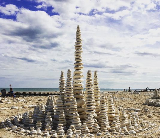 Artist Organizes Leaves and Stones Into Intricate Sculptures and Patterns