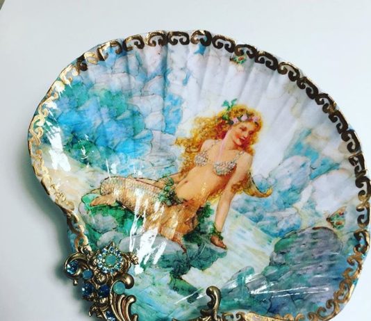 Artist Uses Seashells as Canvases