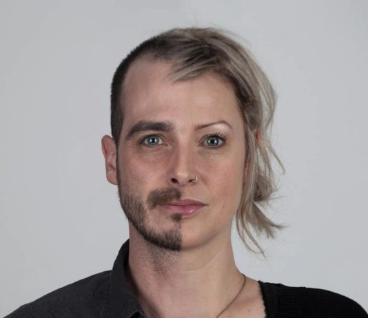 Side-By-Side Portraits of Relatives Shows the Strength of Family DNA