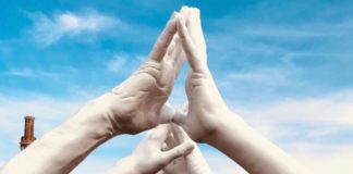 This Giant Hand Sculpture is the Most Creative Thing You’ll See Today