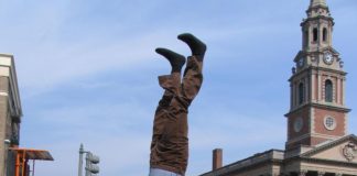 Artist’s Lifelike Sculptures Seamlessly Blends In With The Surroundings