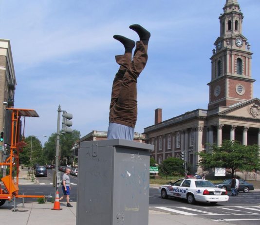 Artist’s Lifelike Sculptures Seamlessly Blends In With The Surroundings