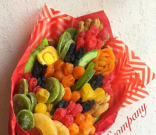 Delicious Handcrafted Bouquets Made With Flowers, Fruits, and Sweets