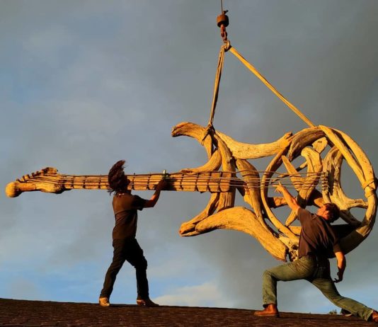 Artist Carves Sculptures From Wood He Finds On the Beach