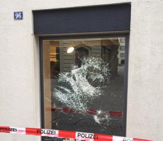 Swiss Artist Smashes Glass to Create Amazing Art Pieces Simon Berger