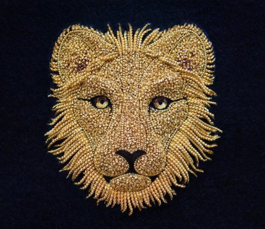 Embroidery Artist Creates Intricate Animals and Insects Using Only Threads