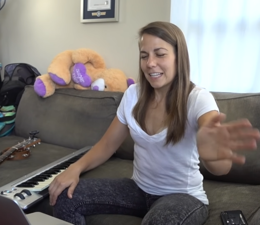 Two Musicians Reinvented Lizzo’s Song in Mumford & Sons Style