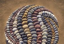 Artist Creates Stunning Stone Arrangements On the Beach