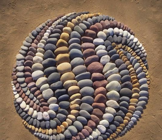 Artist Creates Stunning Stone Arrangements On the Beach