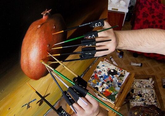 This Artist Paints With 10 Brushes at the Same Time