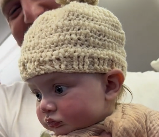 Stranger Makes a Crochet Beanie for a Well-Behaved Baby on Its First Flight