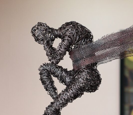 Karen Akhikyan’s Intriguing Wire Sculptures Capture Human Form in Motion