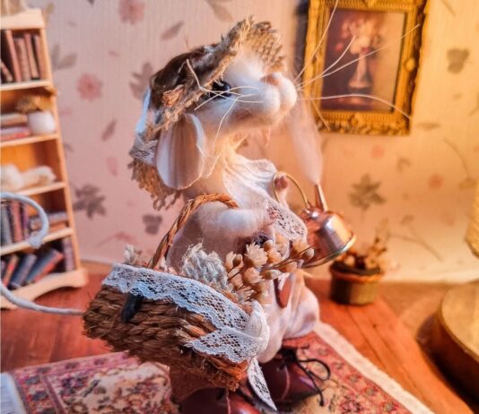 Brazilian Artist Makes Adorable Felted Mice Dressed in Whimsical Outfits