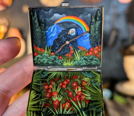 Artist Creates Captivating Dioramas in Vintage Lockets and Pocket Cases