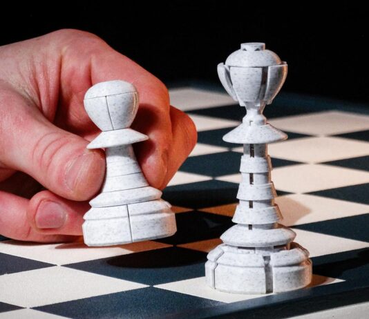 Designer Creates a Chess Pawn Piece That Automatically Transforms When Promoted into a Queen