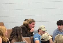 College Professor Wakes Up Sleeping Students by Singing Emo Music