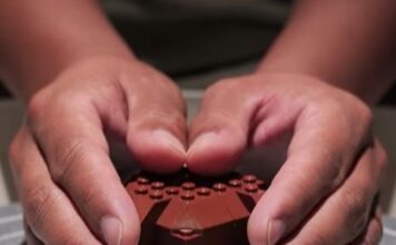 Digital Creator Makes a Flower Pot Using LEGO Bricks in This Amazing Stop-Motion Animation